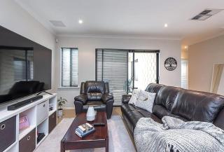 Innaloo Family Oasis 3br 2ba 2pkg - 1