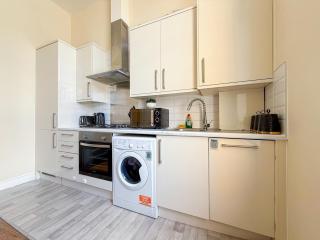 Bright 2-Bedroom Flat with FREE WiFi near Shepherds Bush, Westfield London, Hammersmith & Kensington - 5