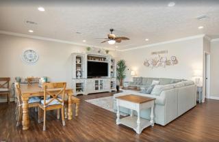 Beach Hideaway Spacious 4BR Game Loft, Hot Tub, Deck, Walk to Beach - 3