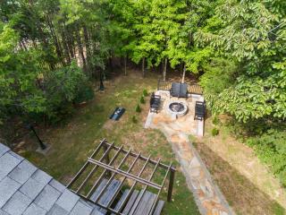 Cozy Retreat awaits w Pool Grill Near Dollywood - 4