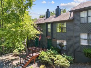 Cozy Retreat awaits w Pool Grill Near Dollywood - Pigeon Forge - 1