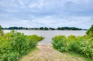 Walk to East Beach Apt with Outdoor Space - 8