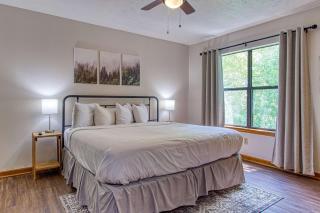 Comfy Escape near Dollywood W Pool & Grill - 8