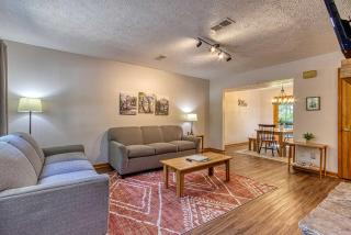 Comfy Escape near Dollywood W Pool & Grill - 1