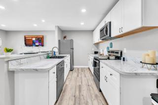 Modern 2BD 2BA Flat Gym and Pool Heart of Downtown - 9