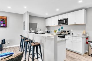 Modern 2BD 2BA Flat Gym and Pool Heart of Downtown - 6