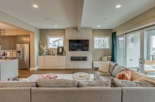 Stunning Skyline Manor - Rooftop Views - 4