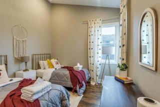 Stunning Skyline Manor - Rooftop Views - 3