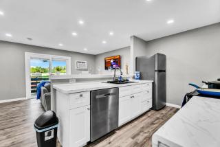 Relaxed 2BR Condo Close to Dining and Entertainment - 9