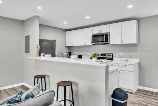 Relaxed 2BR Condo Close to Dining and Entertainment - 6