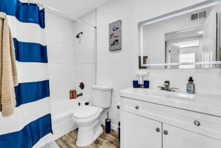 Welcoming 2BR Apartment Near Campus and Shops - Arlington - 0