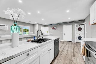 Welcoming 2BR Apartment Near Campus and Shops - 7