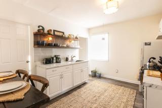 Private Modern 1st Flr 3 Bed Apt Close to Downtown - 4