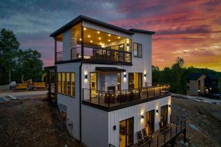 Family Luxury Home Rooftop Deck and Hot Tub - 4