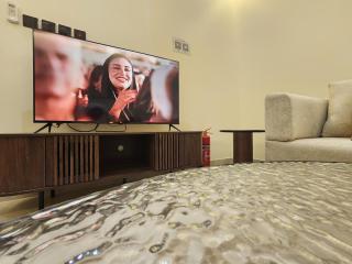 Modern 1BR Stay with Full Kitchen & Living - Al Munsiyah - 0