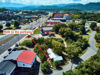 Steps from Downtown Pigeon Forge Parkway + Private Hottub and firepit - Wifi - Firefly Bungalows - 9