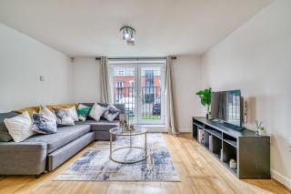 Elegant 2BR with Parking Near Old Trafford - 8