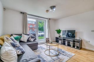 Elegant 2BR with Parking Near Old Trafford - 0
