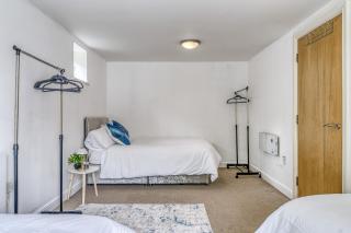 Modern 2BR Apartment with Free Parking Sleeps 8 Walk to Old Trafford - 4