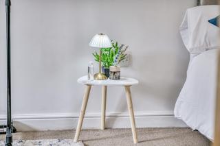 Elegant 2BR with Parking Near Old Trafford - 1