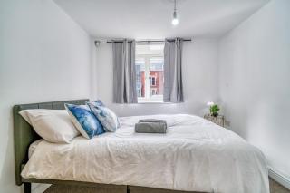 Modern 2BR Apartment with Free Parking Sleeps 8 Walk to Old Trafford - 6