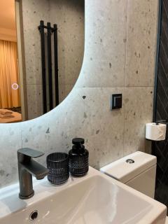 Stylish 2 BR Prime Location - 7