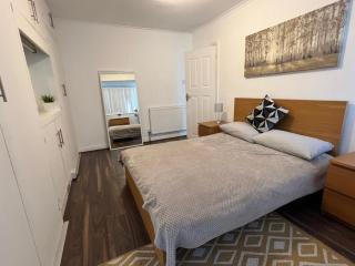 3 Bedroom modern house 15 min to tube, shops near by - 9