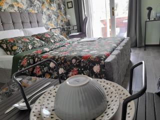 Cosy Bedroom with 55"TV and Dedicated Toilet and Shower Space - 3