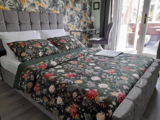 Cosy Bedroom with 55"TV and Dedicated Toilet and Shower Space - 5