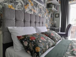 Cosy Bedroom with 55"TV and Dedicated Toilet and Shower Space - 9