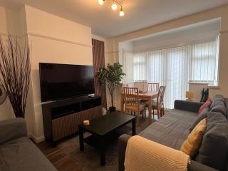 3 Bedroom modern house 15 min to tube, shops near by - 0
