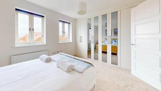Weldon Road - Townhouse Overlooking the Park with Parking - Swanscombe - 1