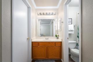 12D- In-unit Washer & Dryer - Free Parking - Fast Wi-Fi - 5