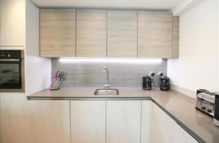 Sleek Penthouse with Rooftop Terrace and Hot Tub - Private Parking - 6