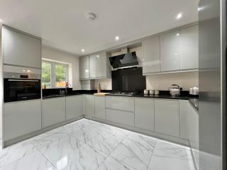 Wonderful 5 Bed Windsor, Private Garden, Driveway Parking, Legoland - 9