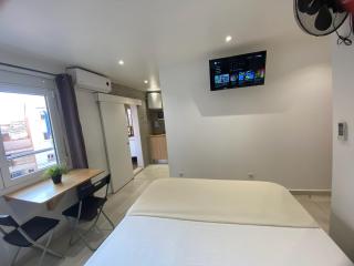 Suites nuevas con baño privado frente al metro st MWC Barcelona-FIRA - 4
