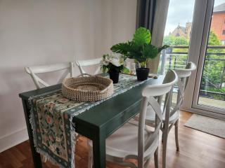 Stunning 3Bed with Balcony and Free Parking - 8