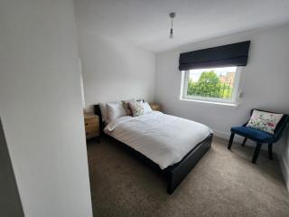 Stunning 3Bed with Balcony and Free Parking - 6