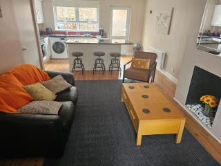 Stylish home in trendy area close to city centre, with parking - 3