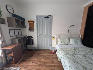 R4 - New Relaxing Double - City & Beach Access, WIFI, Free Parking - Self Catering - Swansea - 6