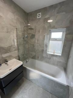 Spacious 6-Bed Home with 4 Baths in Manor Park - Edgware - 8