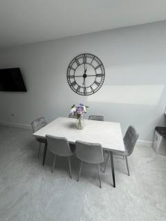 Spacious 6-Bed Home with 4 Baths in Manor Park - 7