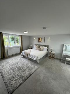 Spacious 6-Bed Home with 4 Baths in Manor Park - Edgware - 6