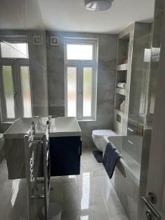 Spacious 6-Bed Home with 4 Baths in Manor Park - 5