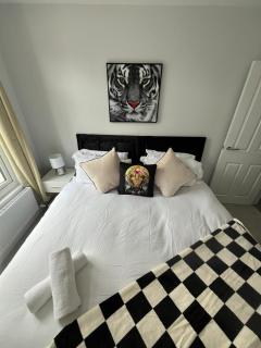 Spacious 6-Bed Home with 4 Baths in Manor Park - 3