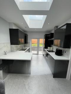 Spacious 6-Bed Home with 4 Baths in Manor Park - 2