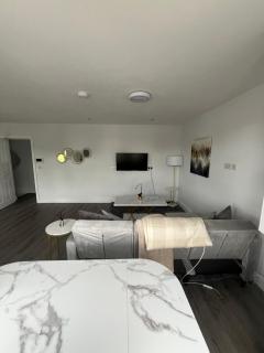 Spacious 6-Bed Home with 4 Baths in Manor Park - 1