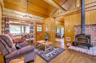 Dog-Friendly Arlington Cabin with Private Hot Tub! - 7