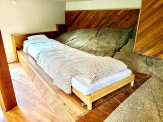 Eagles Nest - epic blufftop cabin Squamish - 7