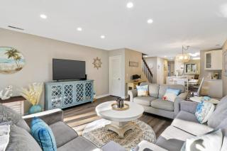 Shipyard Villa Near Beach Screened-In Patio - 9